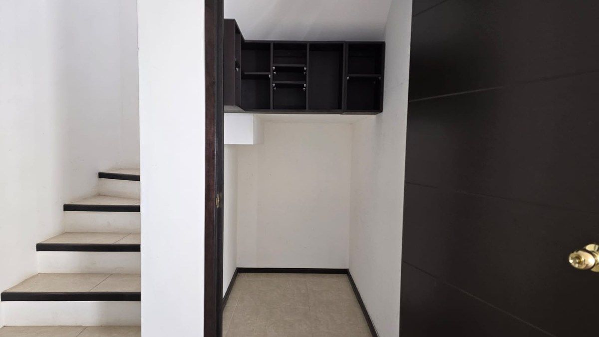 6 de 21: Escalera a plata alta, Bodega bajo escalera