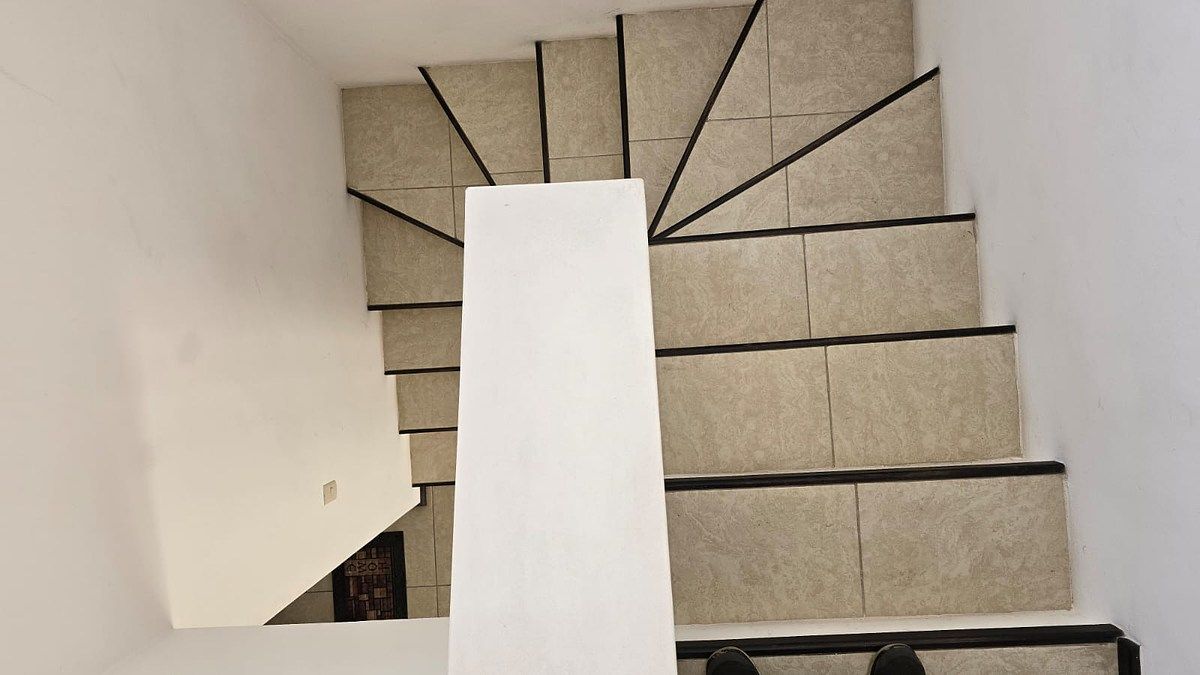 10 de 21: Escaleras conexión plantas baja y alta