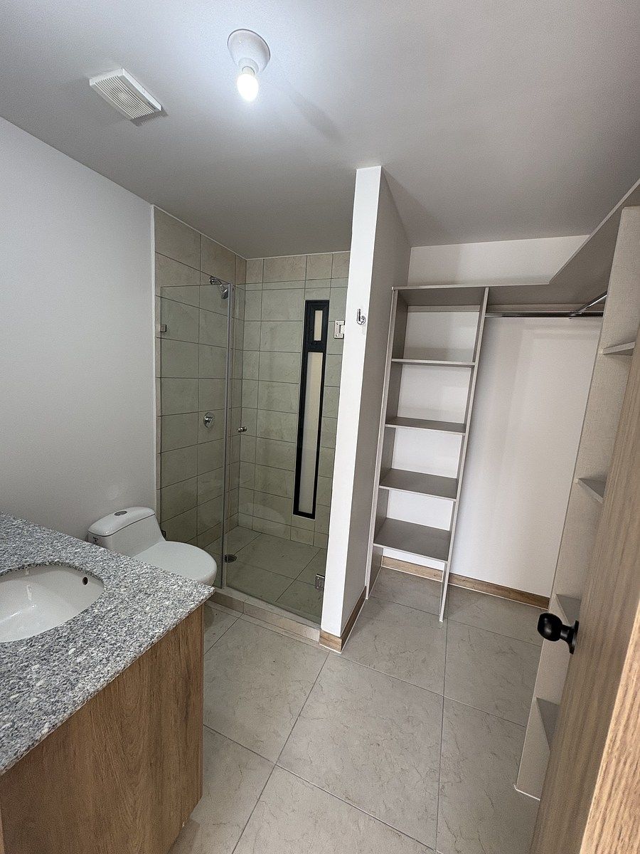 13 de 16: Clóset baño principal