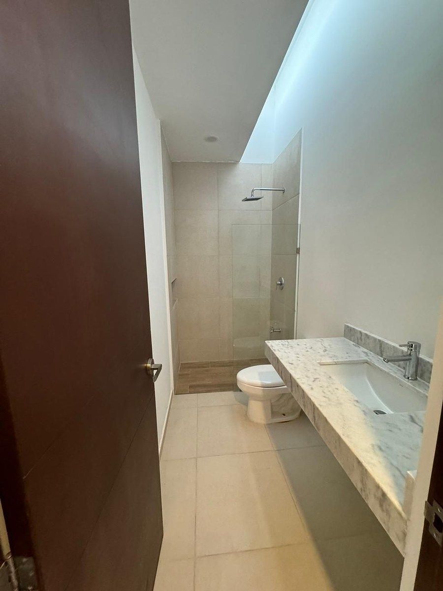 8 de 11: Baño Segunda Recámara