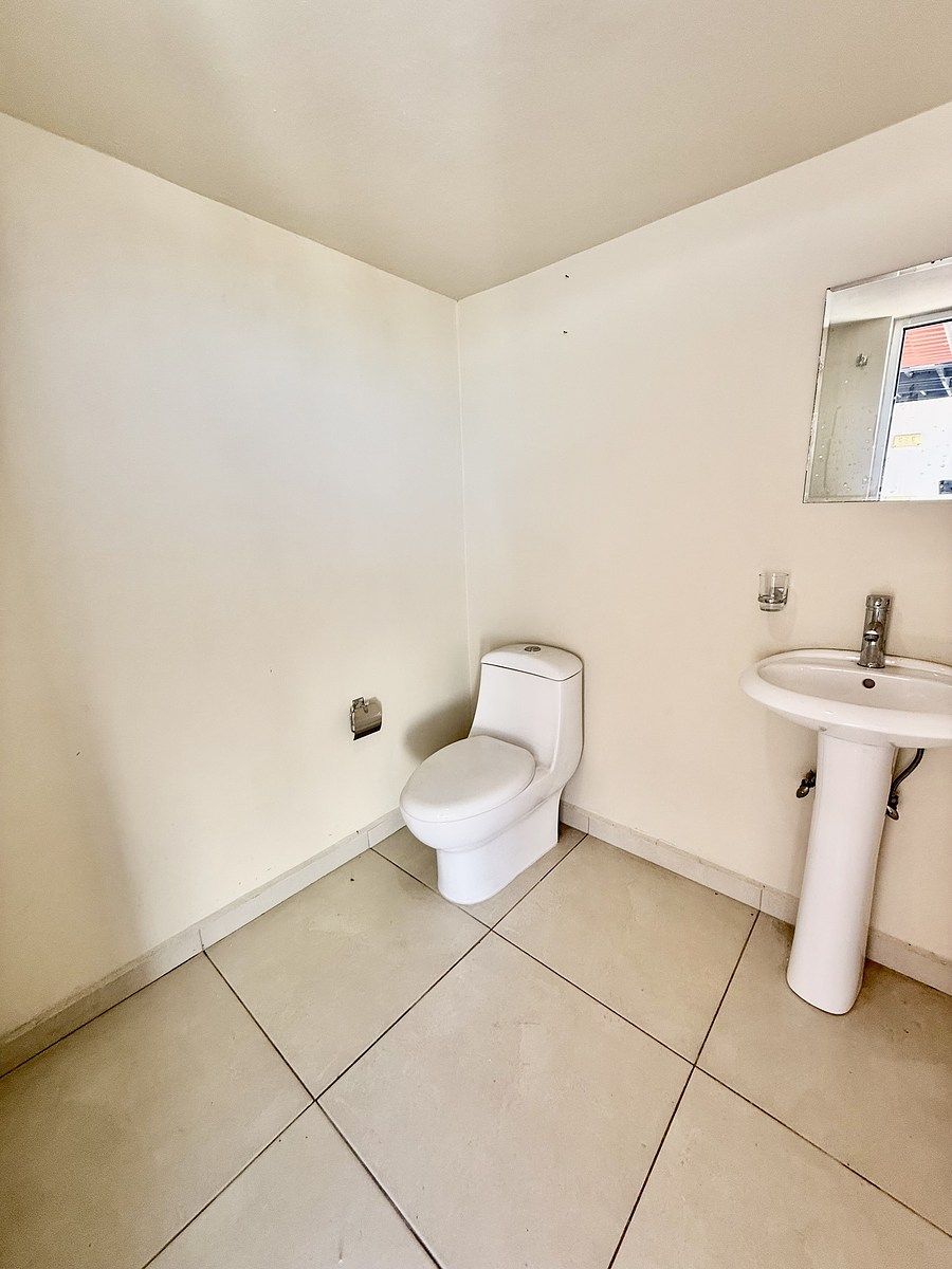 7 of 20: Medio baño en Roof Garden/Terraza privada