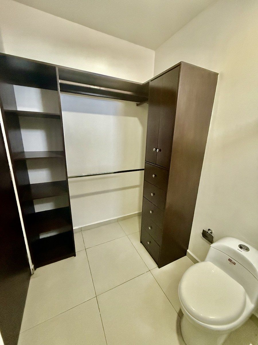 13 of 20: Vestidor/baño