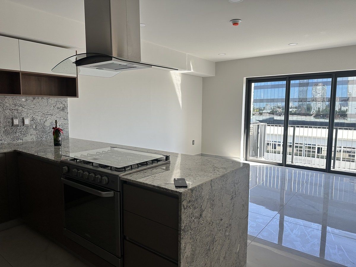 1 de 16: Vista de barra de cocina y sala