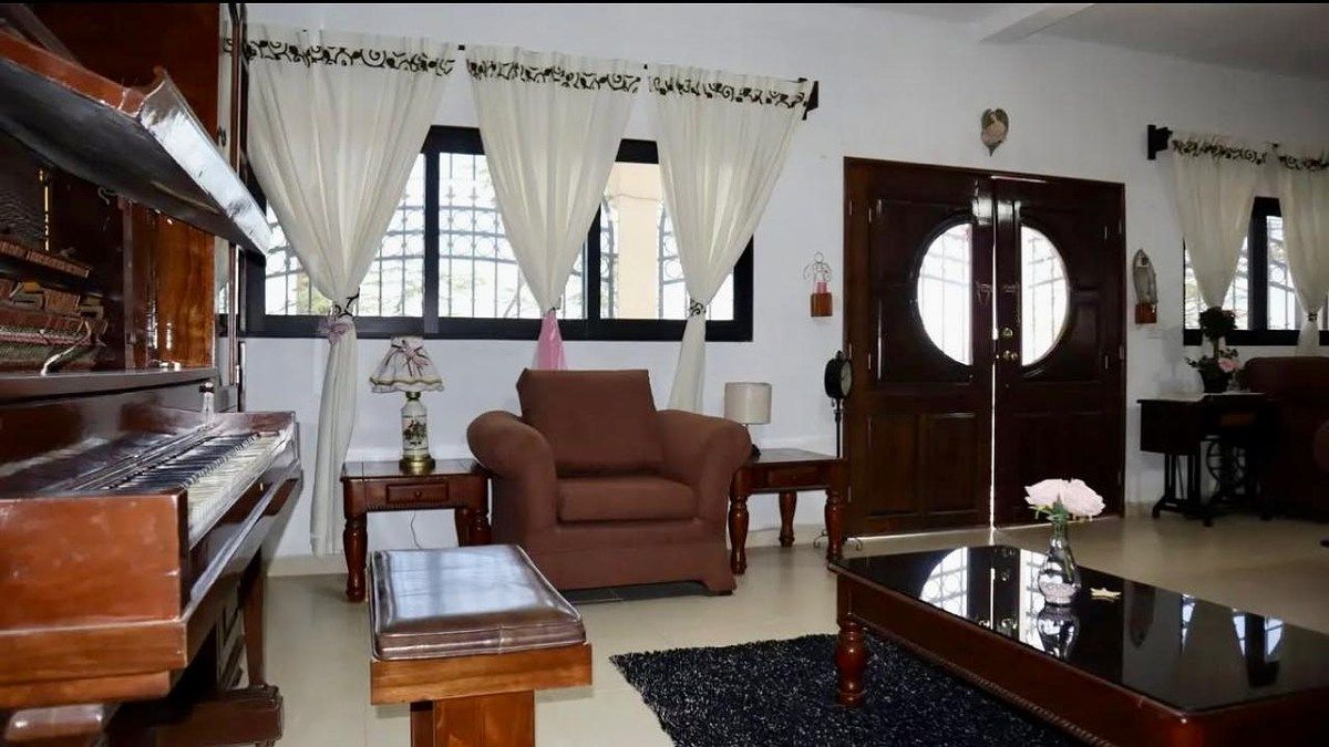 2 of 15: Sala, puerta principal a la casa