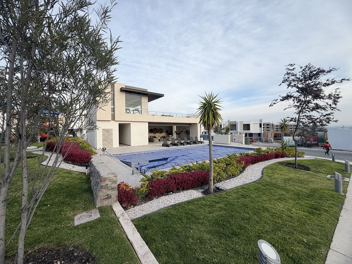 18 de 28: ALBERCA Y CASA CLUB