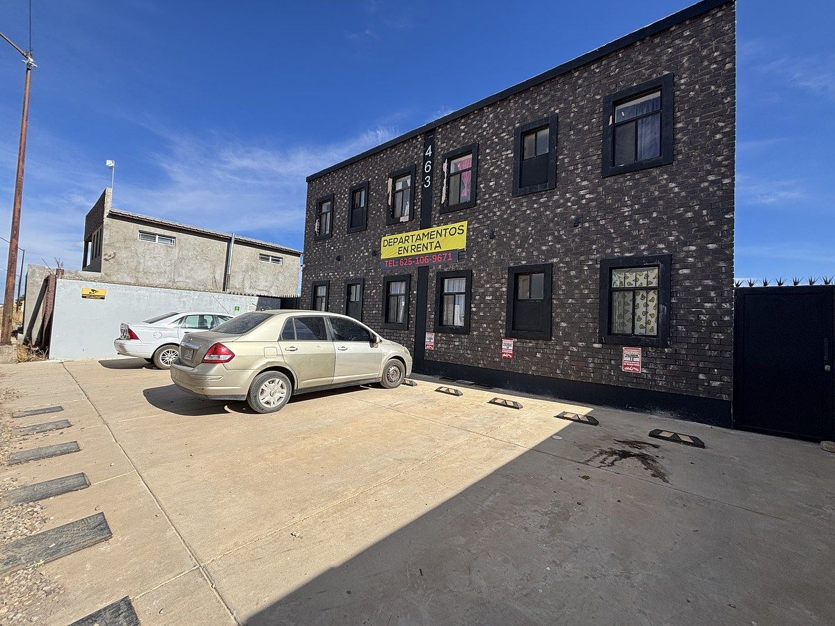 2 of 37: 4 estacionamientos al frente .