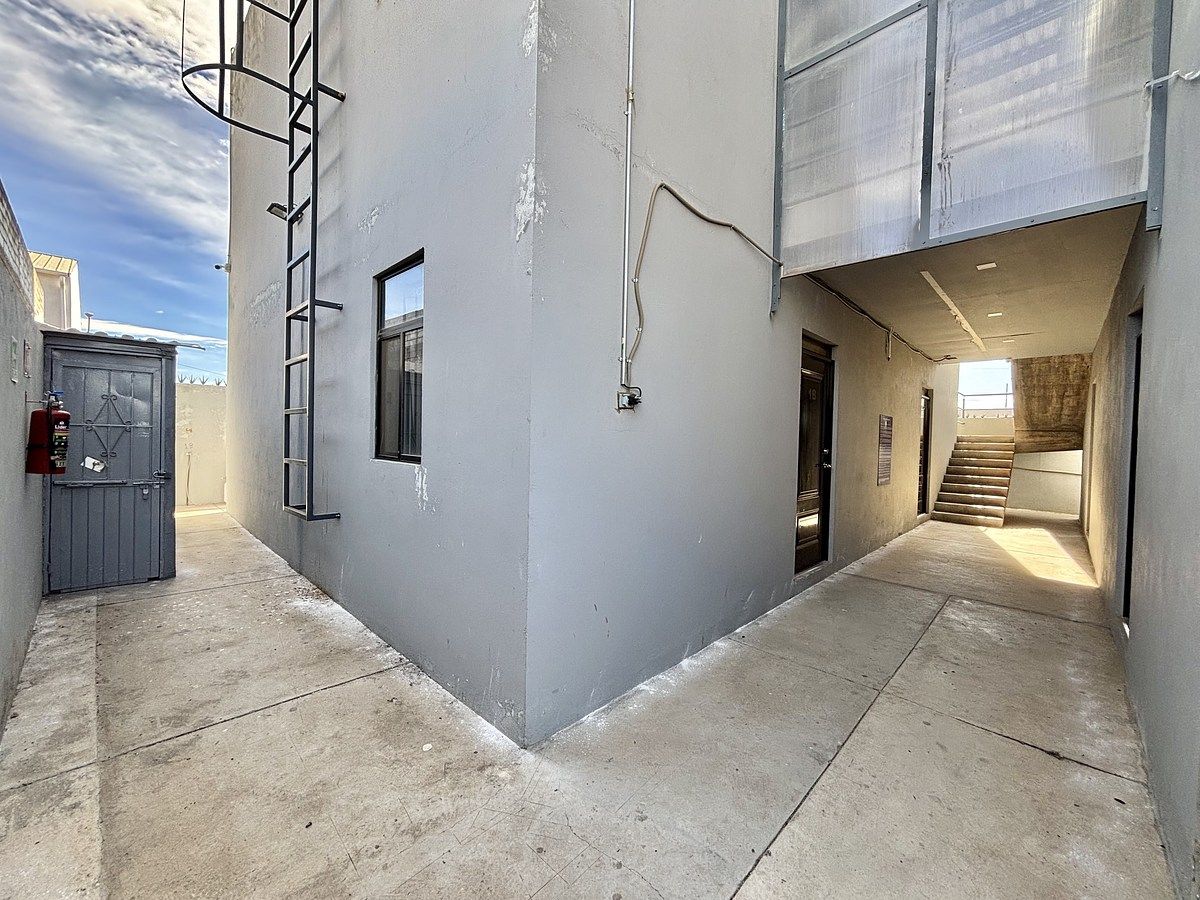 5 de 37: Pasillo en planta baja  con 4 departamentos.