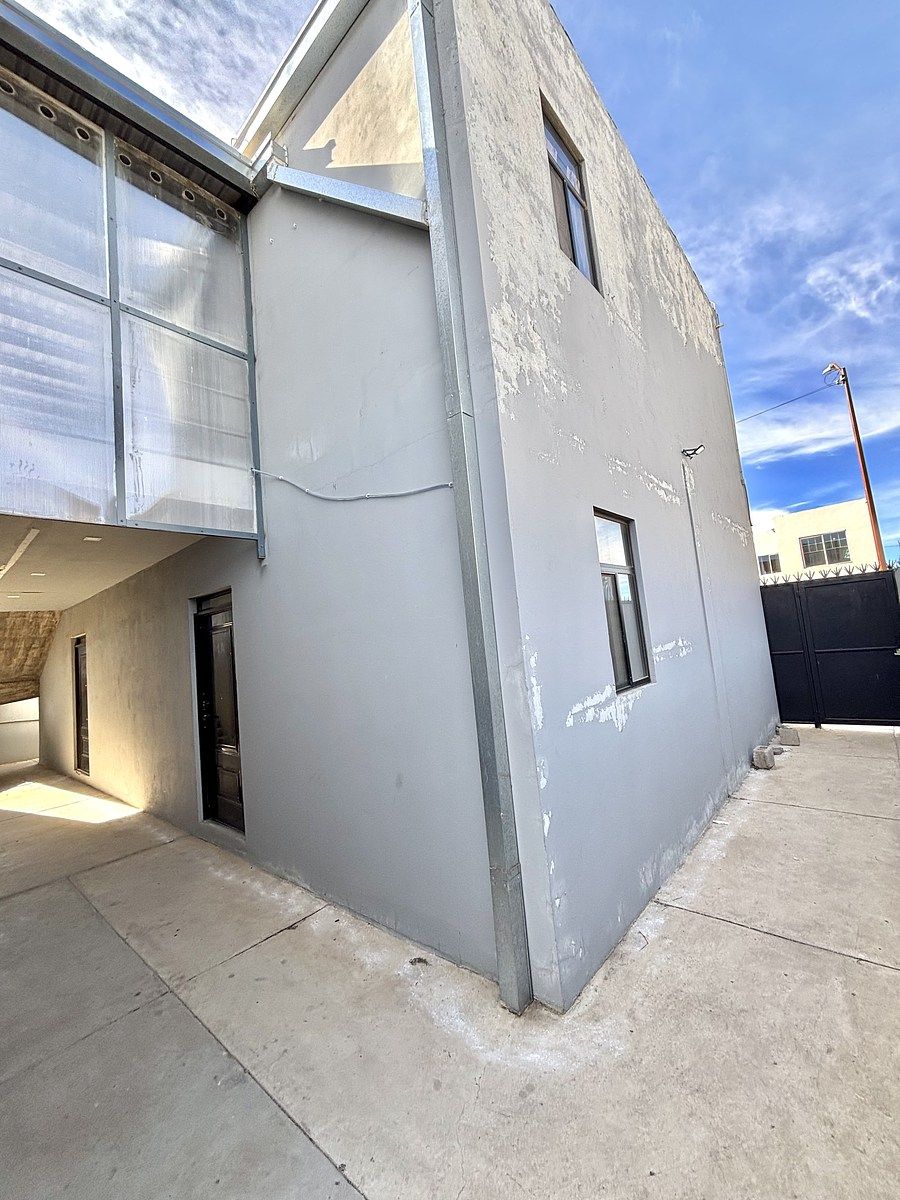 6 of 37: Acceso Principal a la derecha .