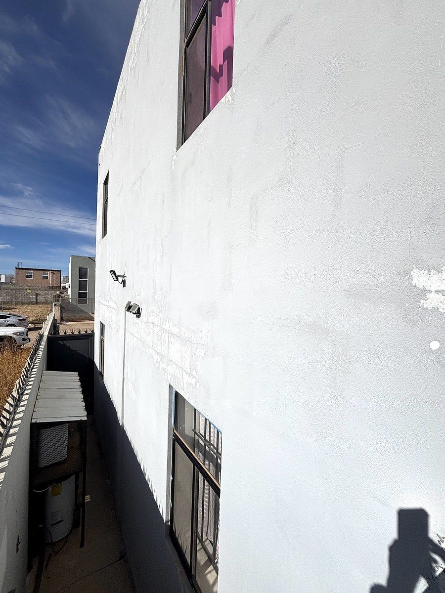 14 of 37: Pasillo de servicio lateral .