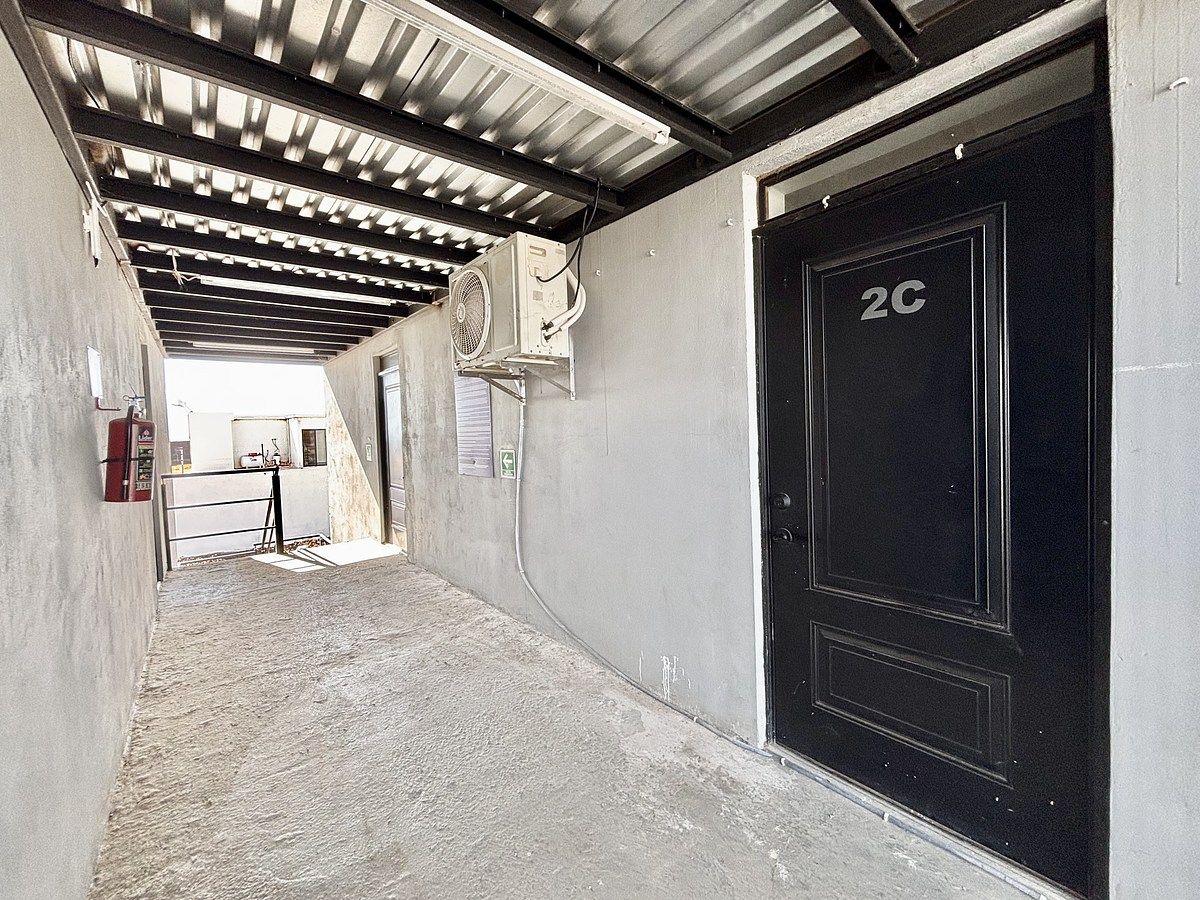 10 de 37: Pasillo en planta alta  con 4 departamentos.