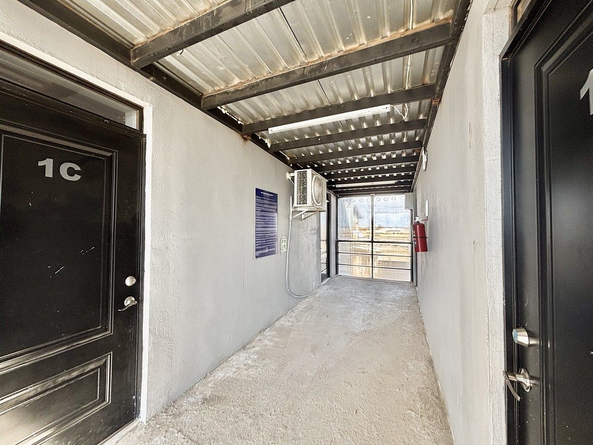 11 de 37: Pasillo en planta alta  con 4 departamentos.