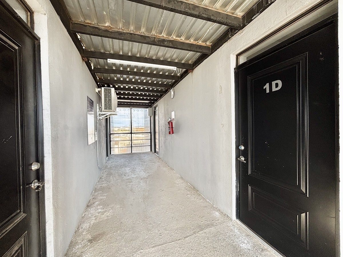 12 de 37: Pasillo en planta alta  con 4 departamentos.