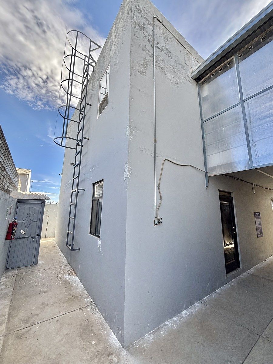 13 de 37: Escalera marinera  para acceso a Techo facilitando el mtto.