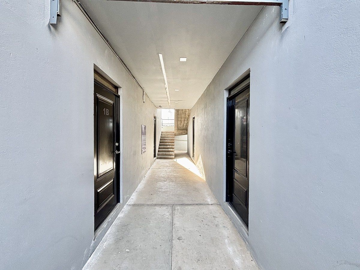 7 de 37: Pasillo en planta baja  con 4 departamentos.