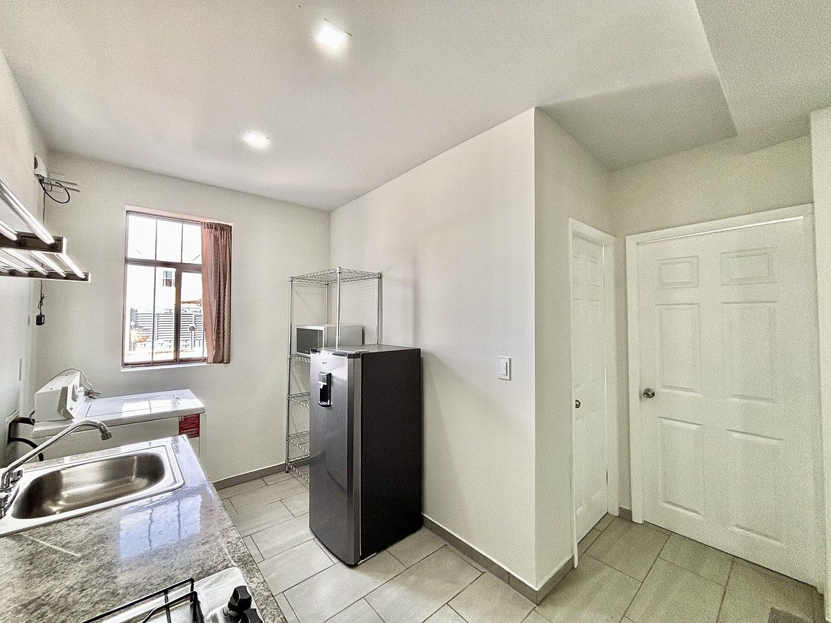 19 of 37: Cocina con refrigerador y lavadora .