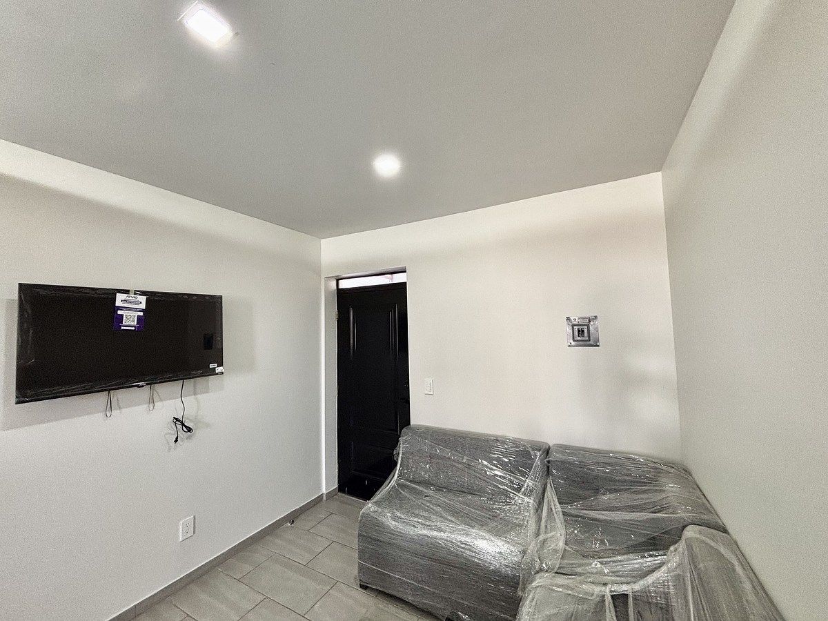 16 of 37: Sala con T.V.