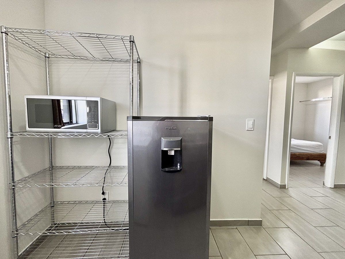 21 de 37: cocina equipada con refrigerador y horno de microondas.