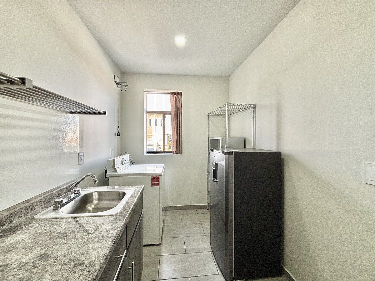 24 de 37: Cocineta y área de lavado