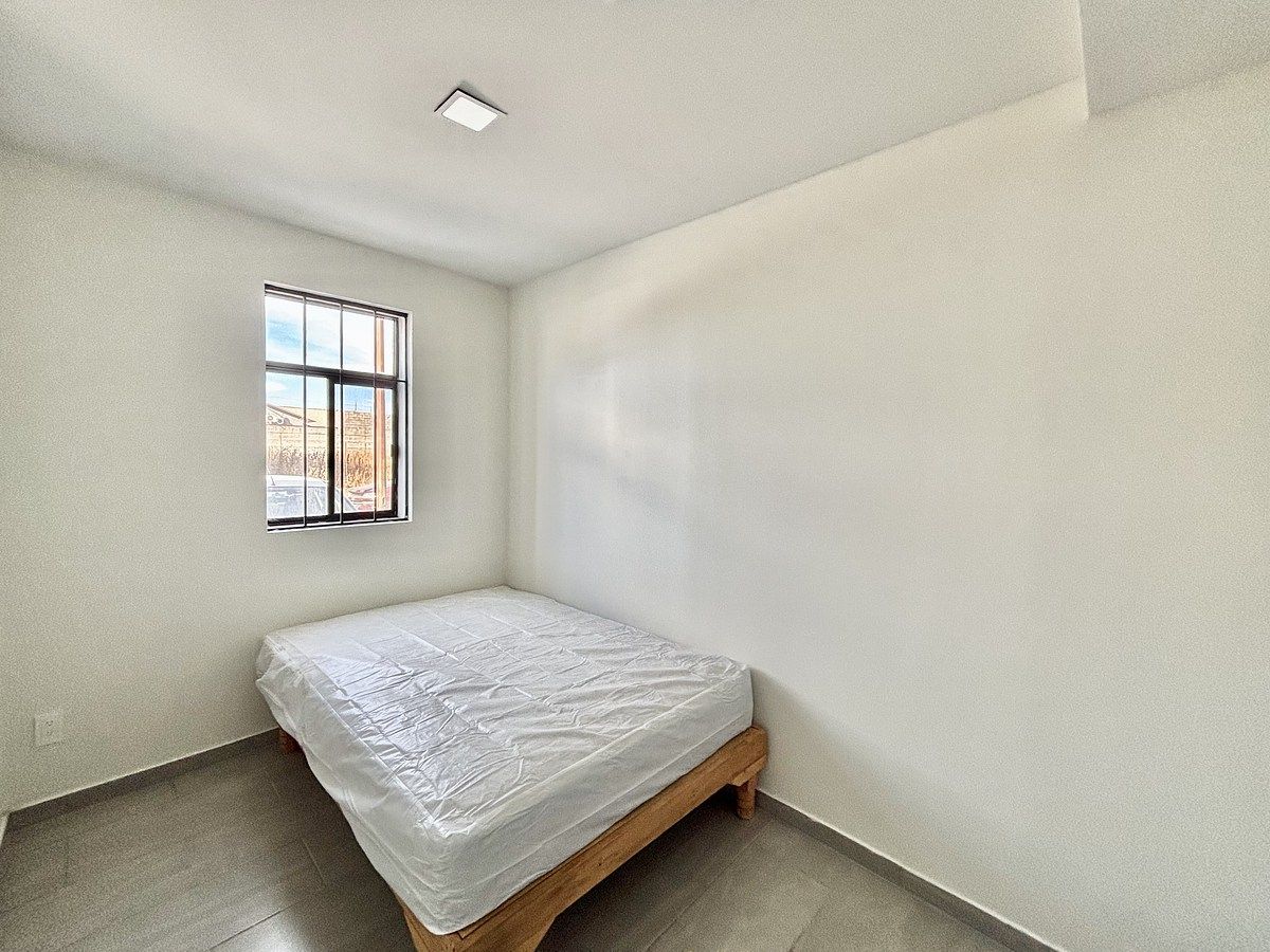 26 de 37: Recámara 1 con vista al estacionamiento .