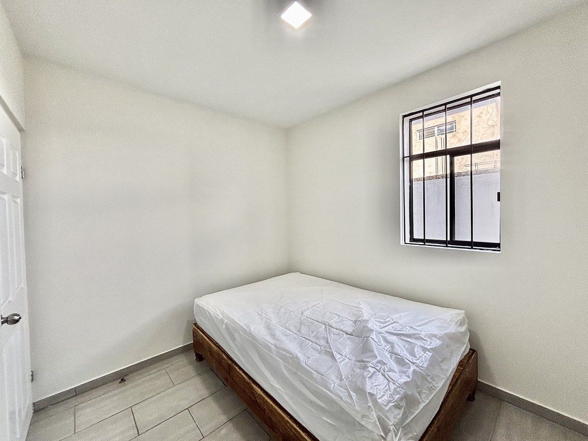 27 de 37: Recámara 2 con vista al pasillo lateral .