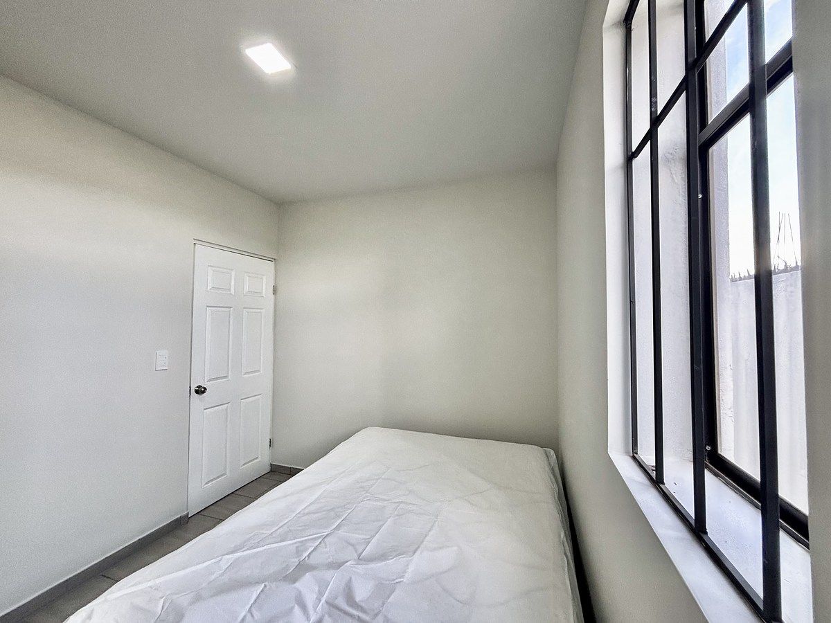 28 of 37: Recámara 2 con vista al pasillo lateral .