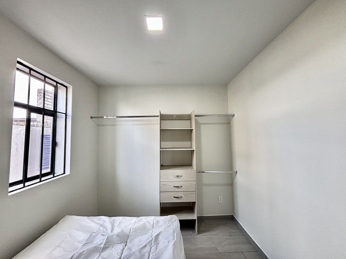 32 of 37: Clóset en recámara 2