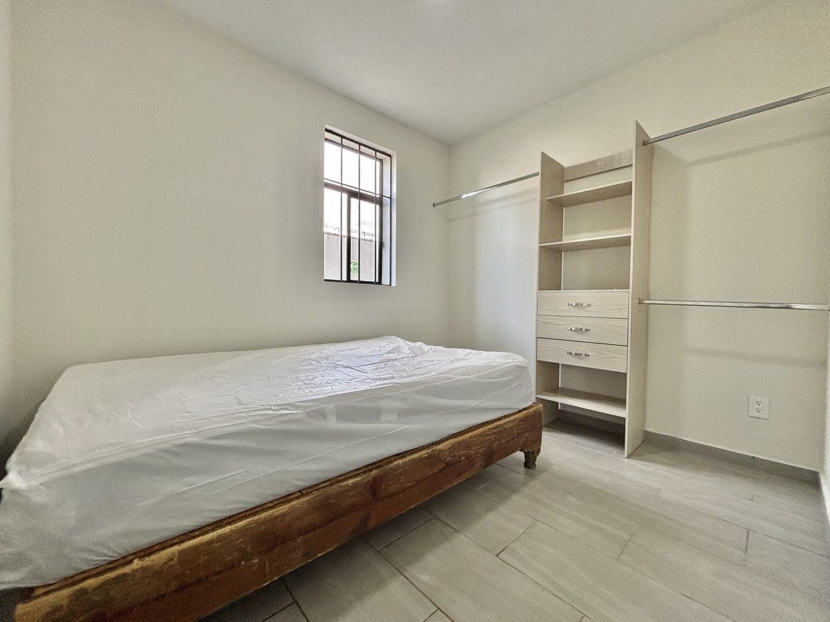 33 of 37: Clóset en recámara 2