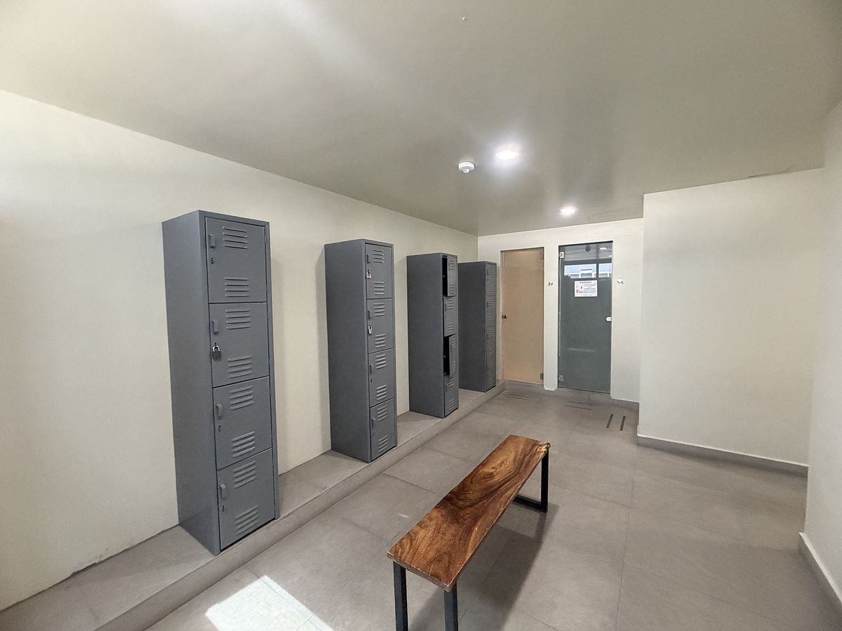 16 de 17: LOCKERS, BAÑOS, VAPOR