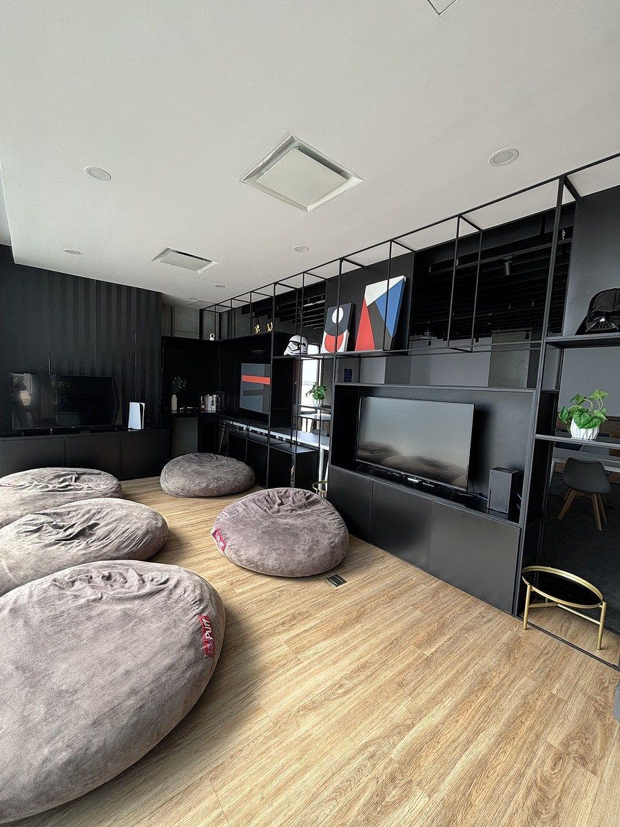 18 of 23: Salón de Juegos