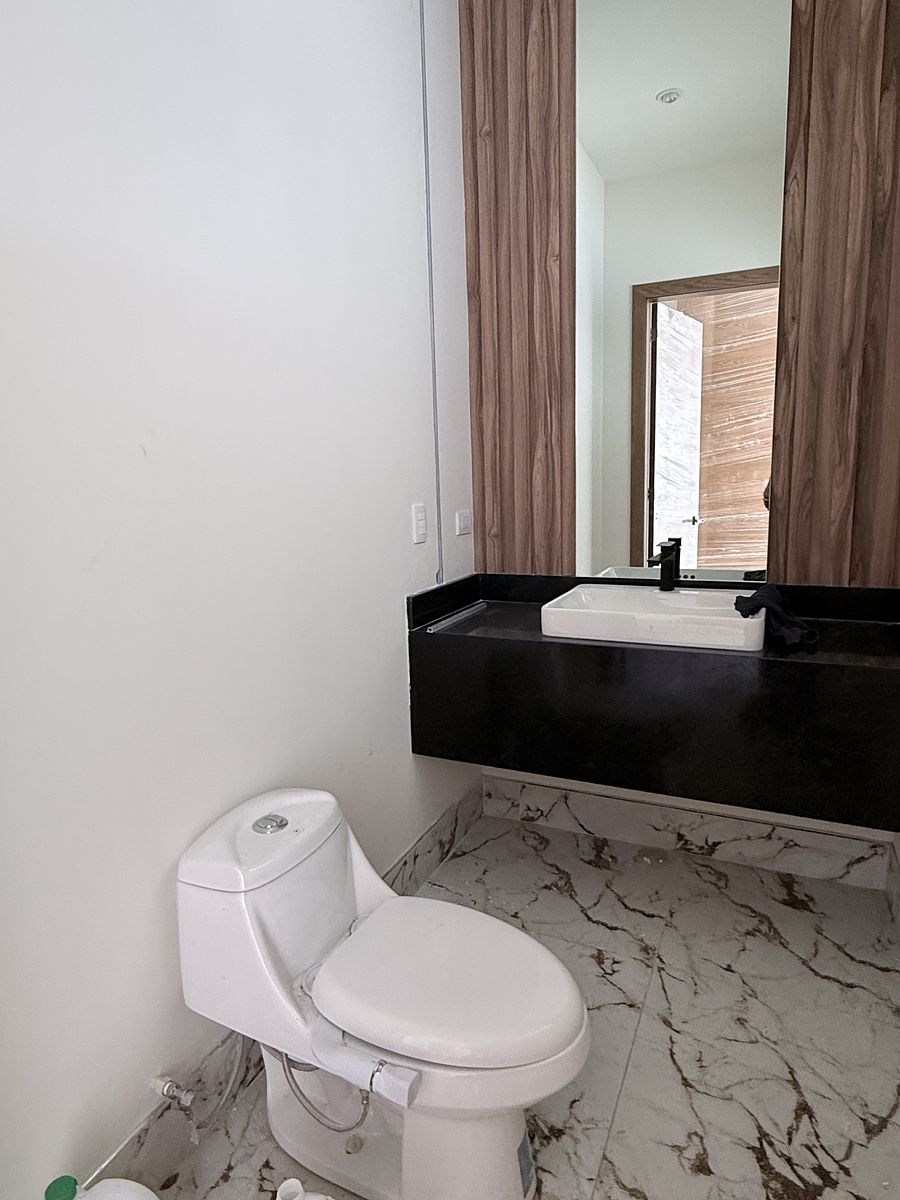 4 de 26: Baño de visitas