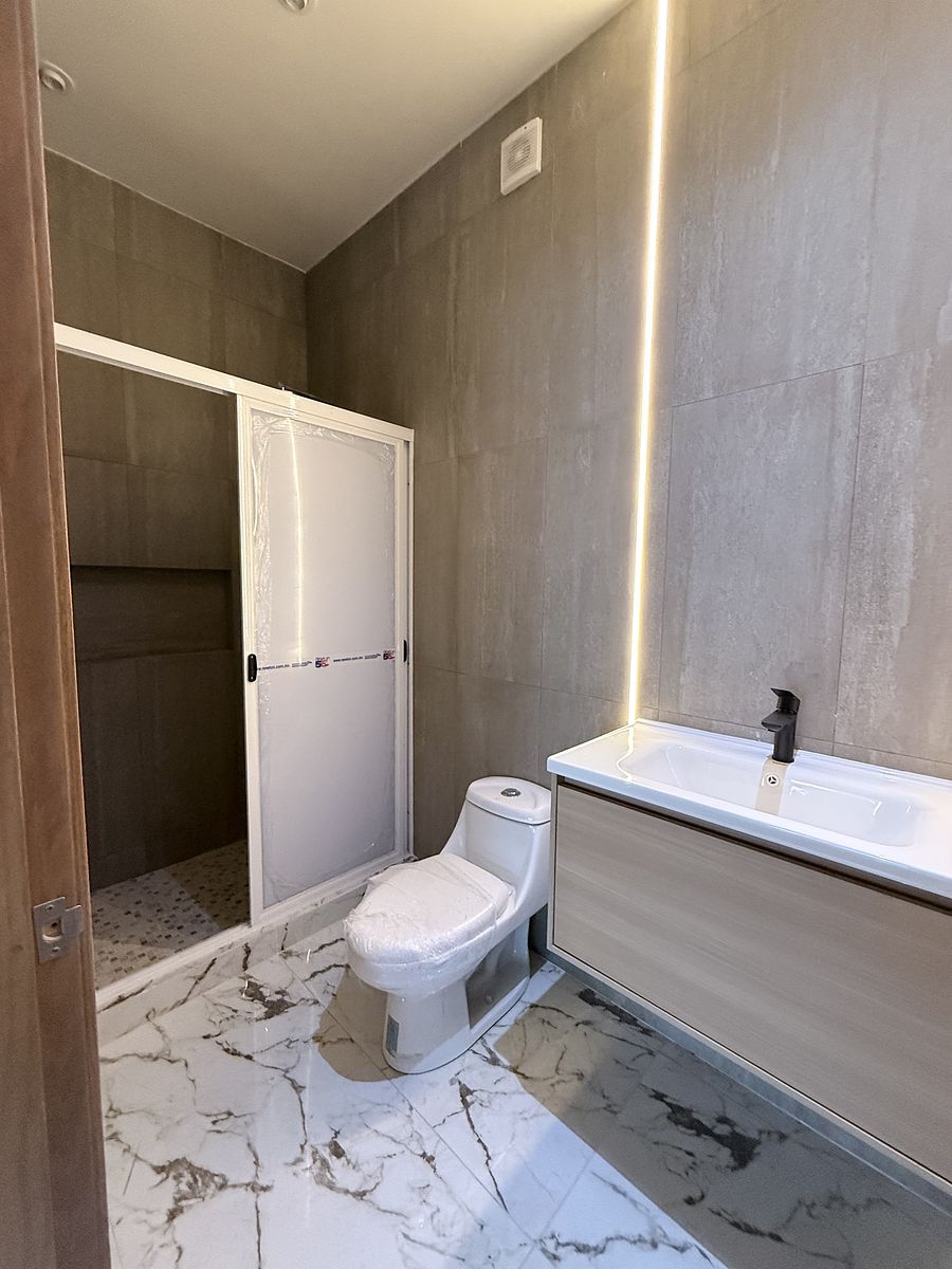 10 de 26: Baño completo Cuarto de servicio Sótano