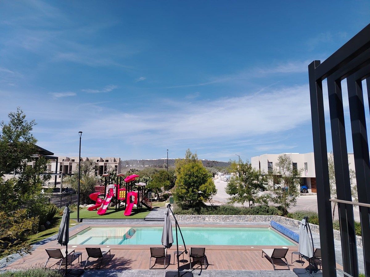 17 of 19: Alberca y juegos infantiles