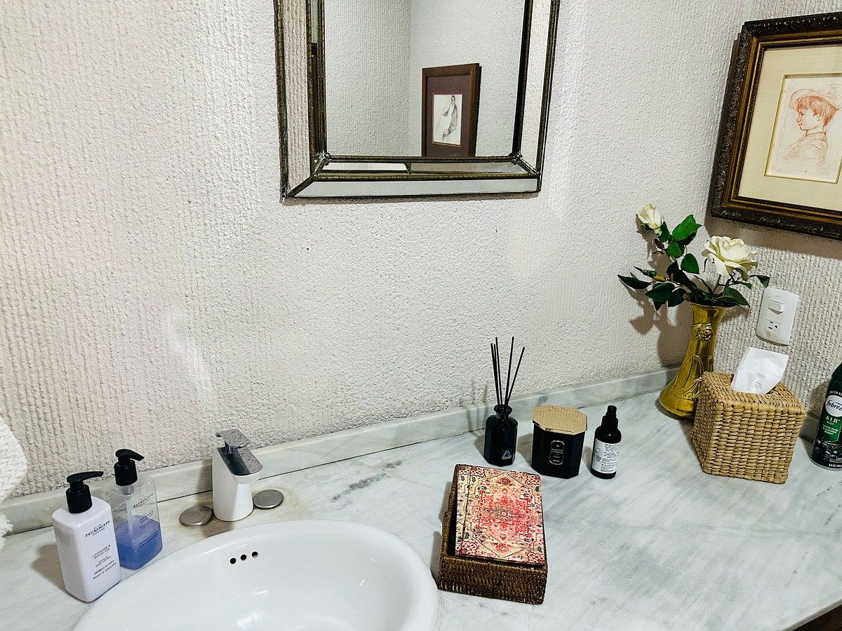 9 of 17: Baño Visitas