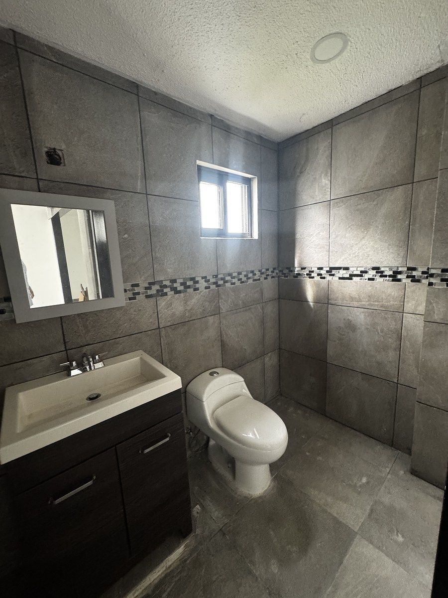 9 of 21: medio baño visitas área recepción oficinas