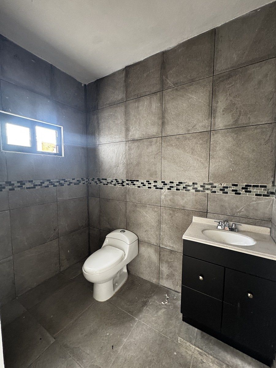 15 of 21: medio baño oficinas nivel 2