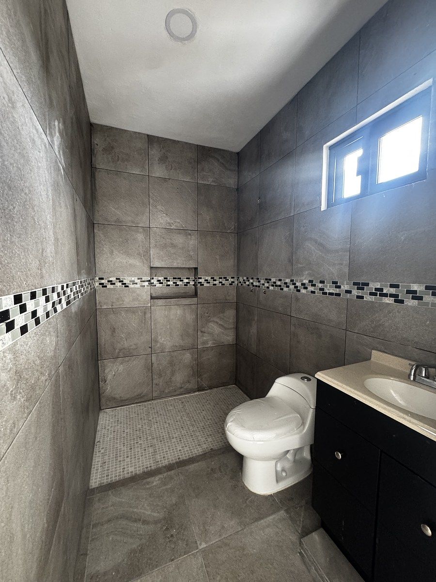 19 of 21: baño completo nivel 3 depa