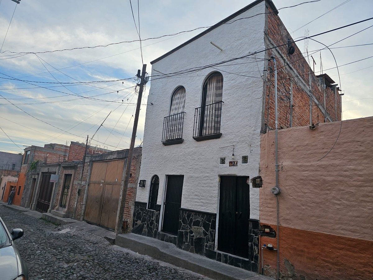 1 de 18: Fachada 2 Entradas