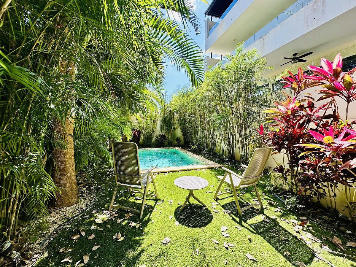 27 of 48: Jardin y alberca