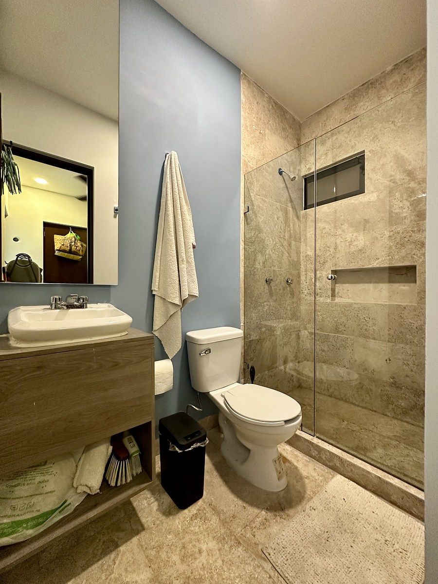 33 of 48: Baño servicio