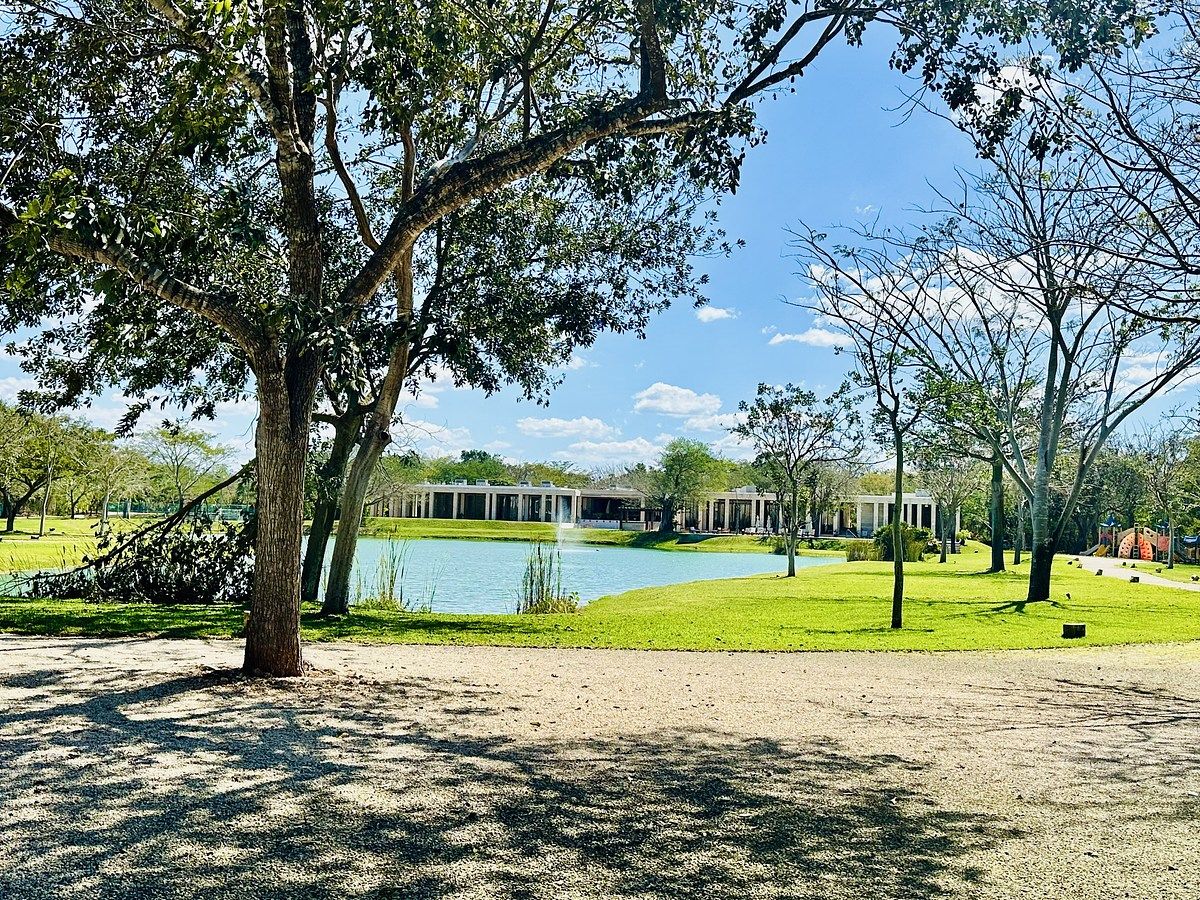 37 of 48: Acceso al lago a pasos del depto