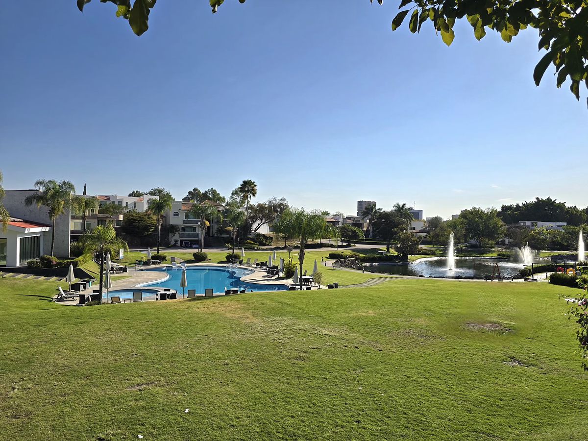 3 de 30: Vista del terreno a la alberca y el lago