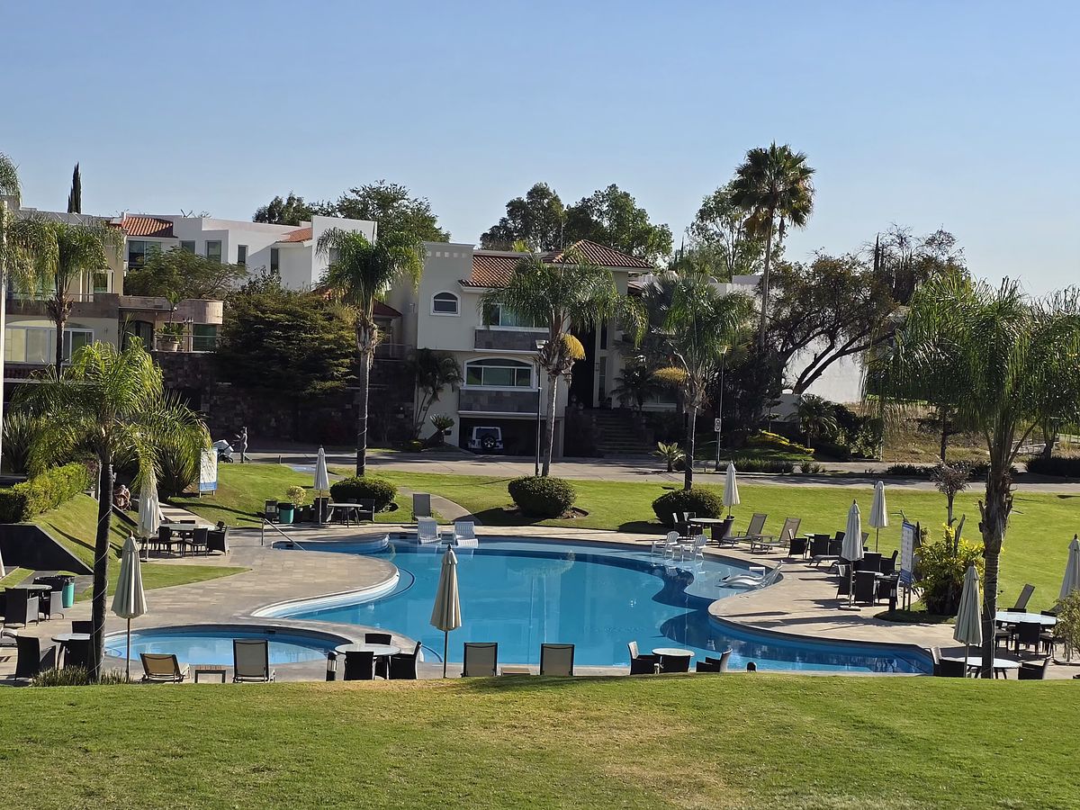 2 de 30: Vista del terreno a la alberca