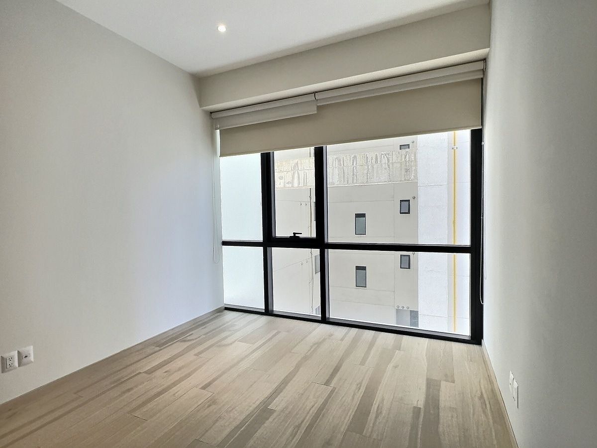 4 de 12: Recámara con grandes ventanales que brindan iluminación