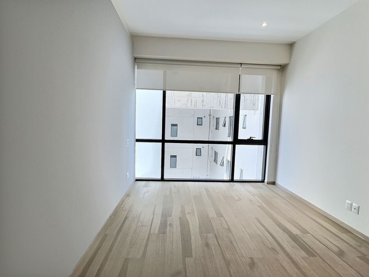 7 de 12: Recámara  con vista al exterior