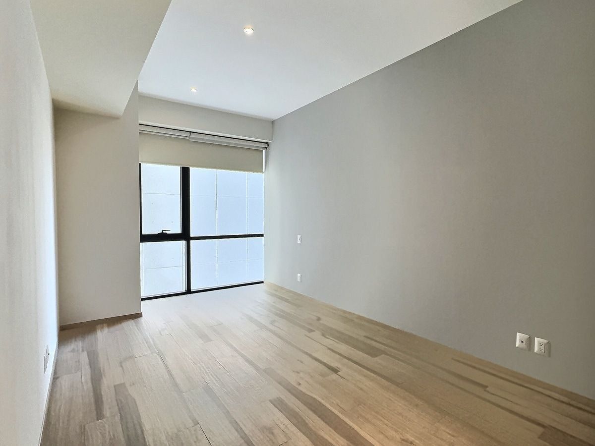 8 de 12: Recámara con pisos laminados de excelente acabado