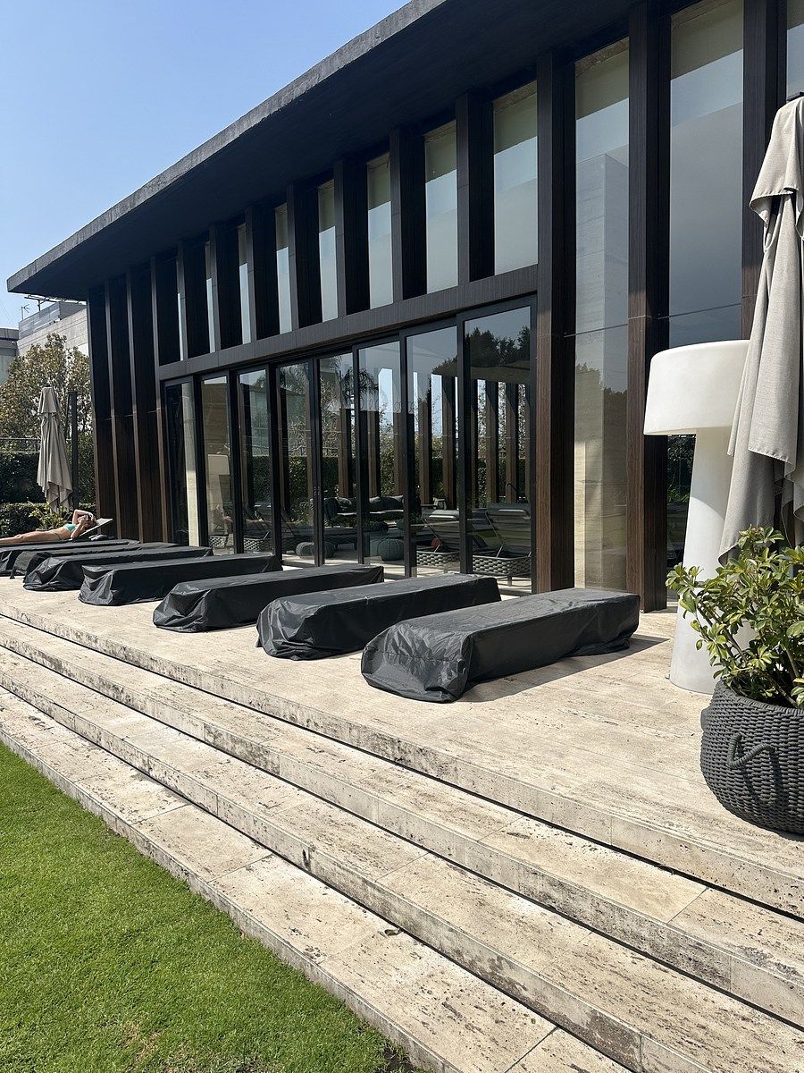 15 de 20: Camastros para asolearse la entrada a la alberca