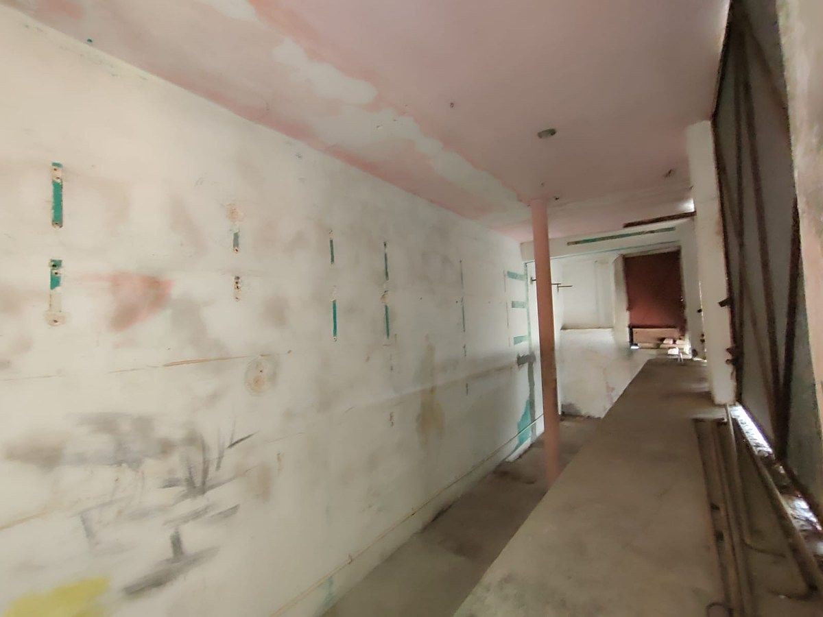 4 of 21: Local frente