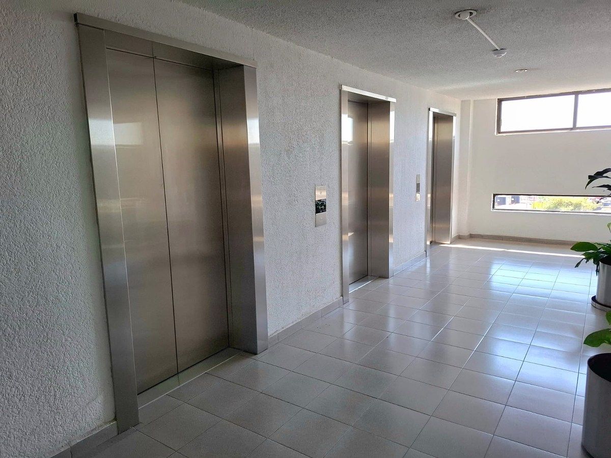 8 of 12: tres elevadores