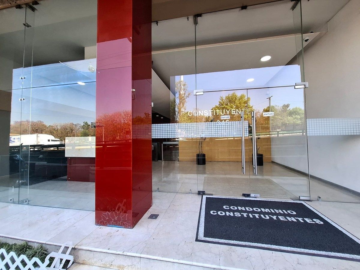 11 of 12: Entrada al edificio