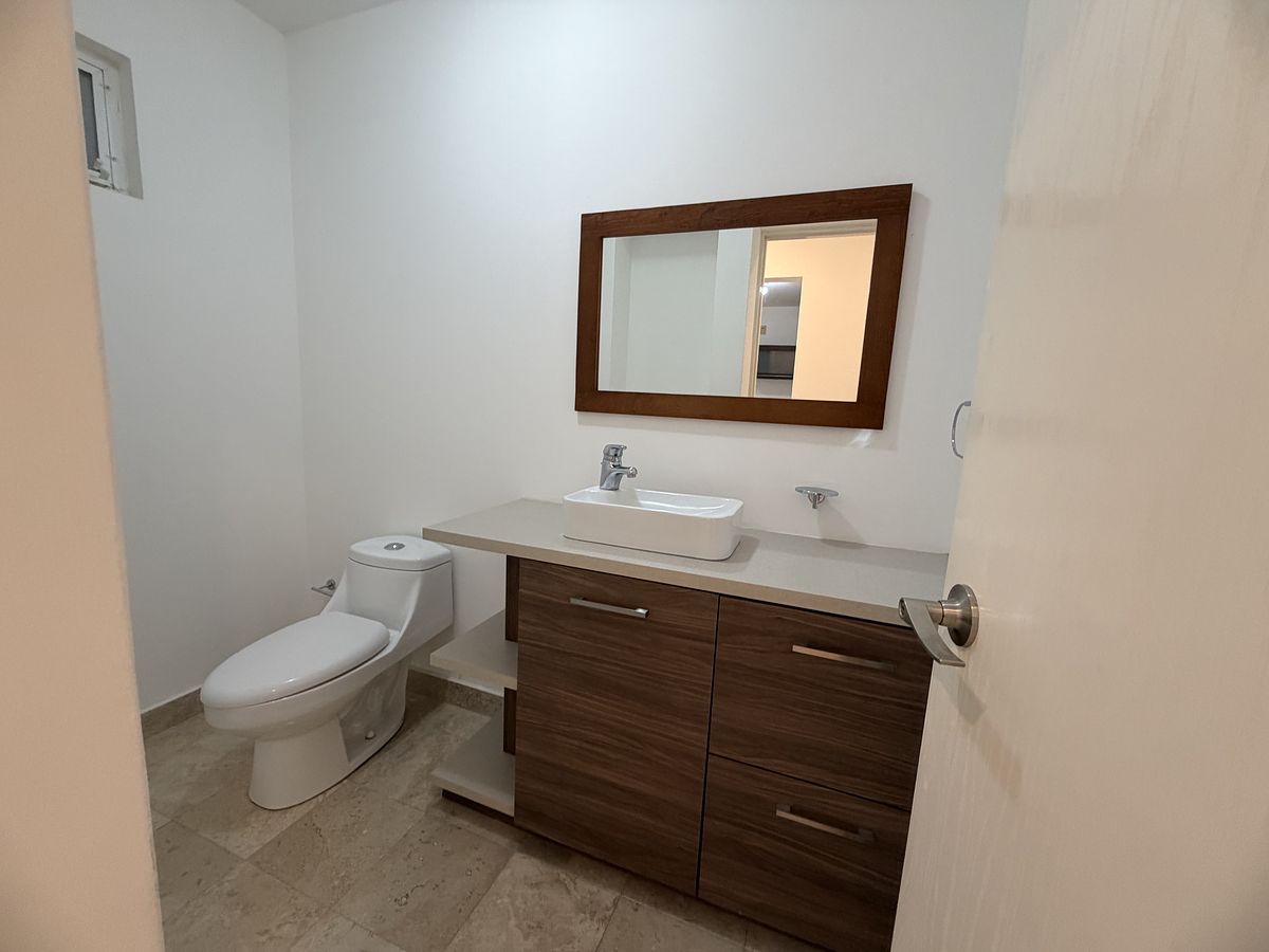 12 de 28: BAÑO VISITAS